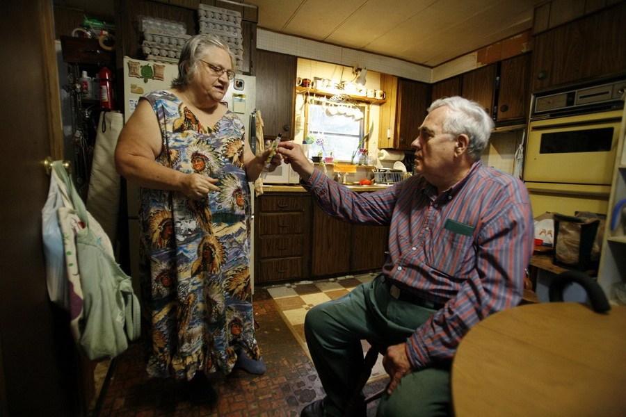 9年前，里克在聽(tīng)說(shuō)奧德塞的生活陷入困境后又讓她回來(lái)和自己一起住。