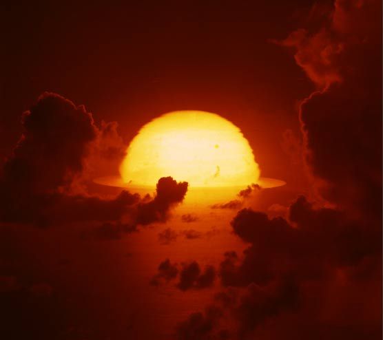 1961年，南太平洋上空，氫彈爆炸后的大火球開(kāi)始擴(kuò)散。