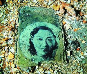 一名年輕女子的照片，很可能是當(dāng)年士兵的家人。