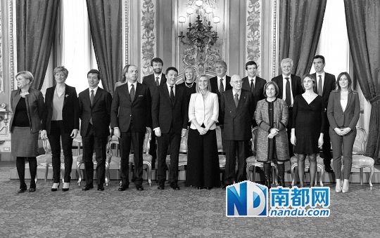 2月22日，在意大利羅馬總統(tǒng)府，新任總理馬泰奧·倫齊(前左五)與總統(tǒng)納波利塔諾(前右四)及新內(nèi)閣成員