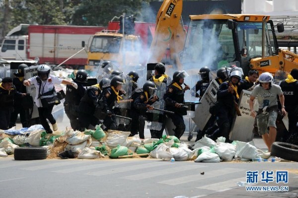 當(dāng)?shù)貢r(shí)間2月18日，泰國曼谷警方與示威者發(fā)生沖突。