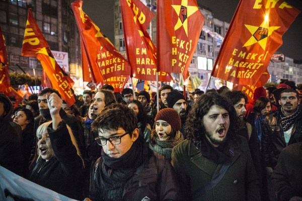 當?shù)貢r間2014年2月25日，土耳其伊斯坦布爾，總理涉腐錄音引發(fā)全國抗議，要求本屆政府下臺。