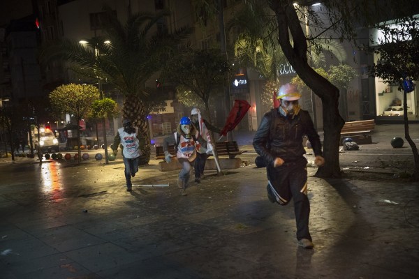 當?shù)貢r間2014年2月25日，土耳其伊斯坦布爾，總理涉腐錄音引發(fā)全國抗議，要求本屆政府下臺。