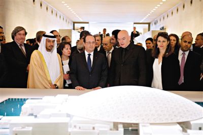 4月29日，法國總統(tǒng)奧朗德（中）和阿布扎比文化遺產(chǎn)委員會主席蘇爾坦親王（左）一起觀看“阿布扎比盧浮宮”建筑模型。盧浮宮計劃打造“阿布扎比盧浮宮”，以推廣法國文化。