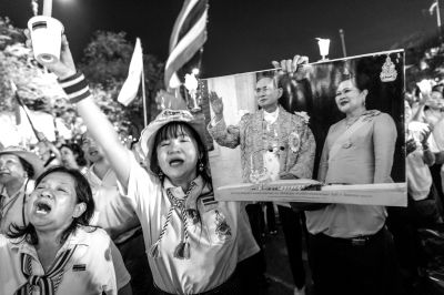 5日，泰國巴蜀府海濱度假勝地華欣，數(shù)萬民眾身穿國王的代表色“黃色”T恤，自發(fā)上街，口喊“國王萬歲”的口號。