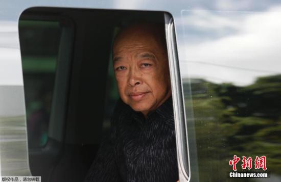 圖為泰國前副總理素拉蓬抵達陸軍俱樂部。