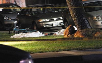 5月23日在美國(guó)加州大學(xué)圣巴巴拉分校附近的槍擊現(xiàn)場(chǎng)拍攝的死者遺體。