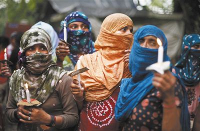 5月31日，新德里，印度民眾舉行紀(jì)念儀式，悼念在強(qiáng)奸案中遇害的兩名少女。