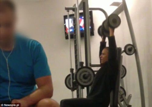 奧巴馬安?，F(xiàn)漏洞舉啞鈴健身時(shí)遭偷拍（組圖）（2）