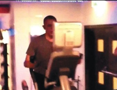 酒店健身中心，橢圓機上鍛煉的奧巴馬。