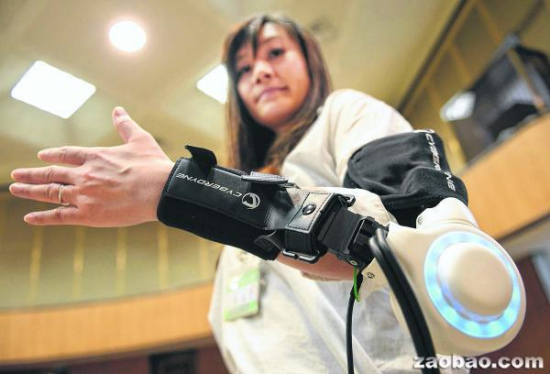 日本公司研發(fā)機器人手臂可用意念控制移物(圖) 日本公司研發(fā)機器人手臂可用意念控制移物(圖)