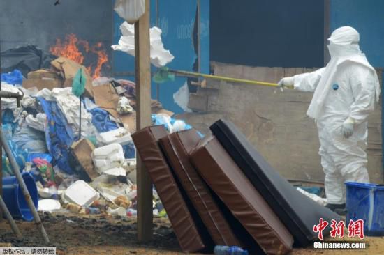 當(dāng)?shù)貢r間2014年9月3日，利比里亞蒙羅維亞，約翰·菲茨杰拉德·肯尼迪醫(yī)院的醫(yī)護人員和病人。9月1日