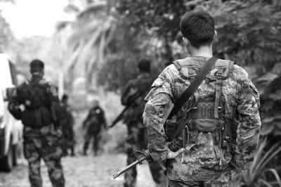 2009年12月13日，在菲律賓南阿古桑省，菲律賓安全部隊(duì)人員在一處現(xiàn)場(chǎng)警戒。圖/CFP