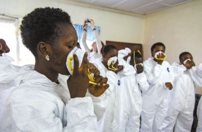 9月18日，塞拉利昂護(hù)士接受使用埃博拉防護(hù)裝備培訓(xùn)。新華社發(fā)