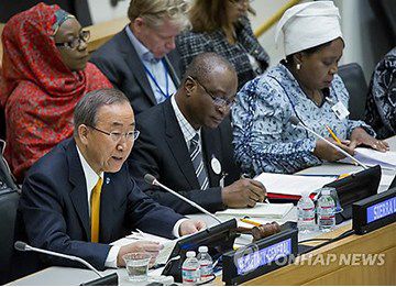 為應(yīng)對(duì)埃博拉疫情，秘書(shū)長(zhǎng)潘基文主持召開(kāi)高級(jí)別會(huì)議。