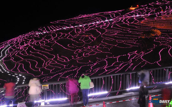 日本“白米千枚田”萬燈點(diǎn)綴 如夢(mèng)如幻場面震撼