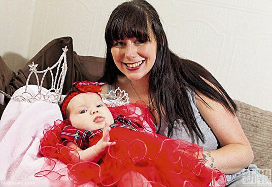 柯林斯在女兒盧娜6個(gè)月大時(shí)，便讓女兒參加選美。