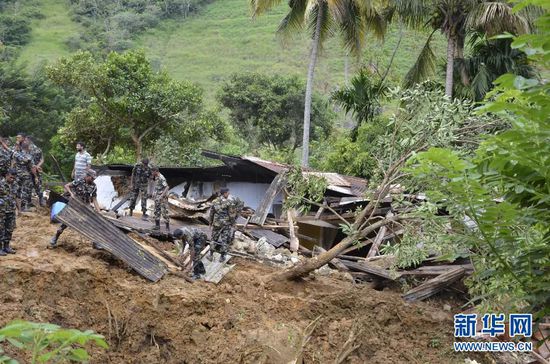 10月29日，斯里蘭卡救援部隊抵達山體滑坡災區(qū)展開救援。