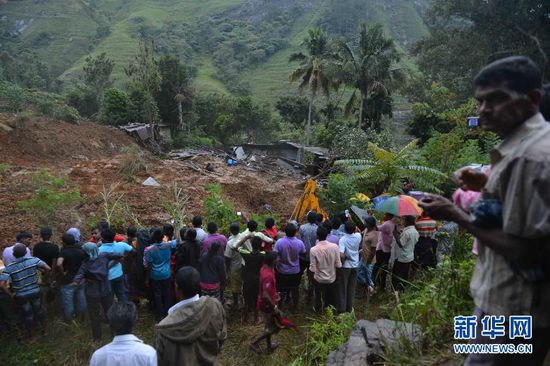 這張10月29日拍攝的照片顯示斯里蘭卡中部山體滑坡中幸存村民們正在被疏散。