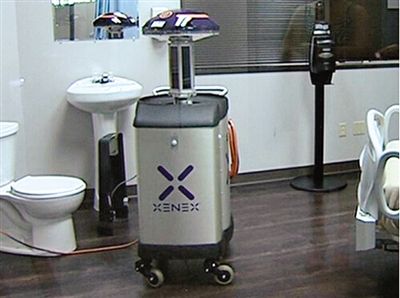 可通過發(fā)射紫外線對房間消毒的機(jī)器人。