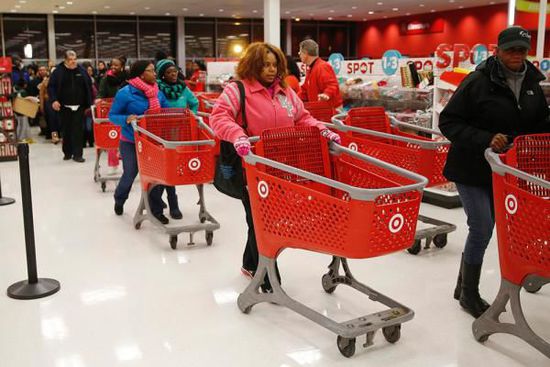 在整個(gè)感恩節(jié)假期，美國零售業(yè)銷售下降11%，為連續(xù)第二年下降。