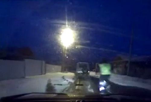 警車追逐中仍未追上可疑汽車，此時令人震驚的一幕出現(xiàn)，一名警察從警車中跳出來，向可疑車輛跑去。