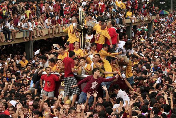 2011年“黑耶穌節(jié)”上，無數(shù)信徒希望觸摸到黑色耶穌雕像。