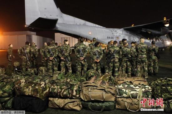 當(dāng)?shù)貢r(shí)間1月7日，法國軍人抵達(dá)巴黎布爾歇機(jī)場。他們將被部署在巴黎，以增強(qiáng)巴黎市的安保力量。