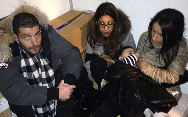 照片顯示了部分人質(zhì)躲藏于冷藏室中的情景。