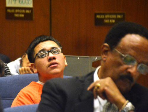 嫌犯奧丘阿（后）與嫌犯卡門的公辯律師漢彌爾頓在初審法庭上。