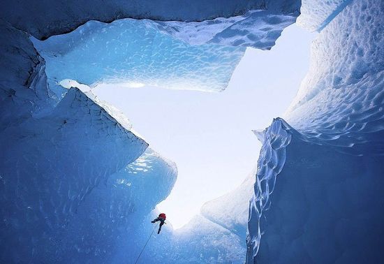 美國(guó)探險(xiǎn)家深入冰縫 拍攝冰川內(nèi)部夢(mèng)幻美景(圖)