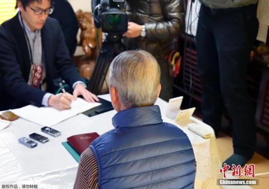 當(dāng)?shù)貢r(shí)間1月25日，日本千葉市，日本遭“伊斯蘭國(guó)”綁架人質(zhì)湯川遙菜的父親接受媒體采訪。伊斯蘭國(guó)武裝(IS)24發(fā)布視頻顯示，其中一位被綁架日本人質(zhì)湯川遙菜(Haruna Yukawa)已經(jīng)被該組織殺害。日本政府表示將驗(yàn)證視頻的真實(shí)性。 視頻：關(guān)注日本人質(zhì)事件：極端組織視頻顯示一人質(zhì)已遭殺害來(lái)源:央視新聞