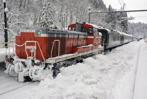 JR一臥鋪特急列車(chē)，因大雪在JR奧羽線津輕湯站附近拋錨，約130名乘客不得不在車(chē)上過(guò)夜。