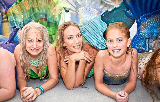 一年一度的Merfest大會在美國凱里舉行，數(shù)百男女齊聚那里慶祝成為“人魚”。（網(wǎng)頁截圖）