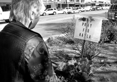 2月10日，美國亞利桑那州，民眾獻花悼念遇難的美國人質(zhì)米勒。圖/東方IC