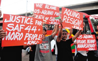 2月3日，菲律賓馬尼拉，民眾舉行示威游行悼念遇難的44名特警，并要求總統(tǒng)阿基諾下臺(tái)，對(duì)此次反恐行動(dòng)失敗負(fù)責(zé)。