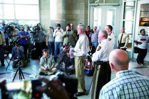 　圣路易斯縣檢方15日宣布，當(dāng)?shù)鼐揭炎カ@12日在弗格森市槍擊兩名執(zhí)勤警察的犯罪嫌疑人威廉斯。