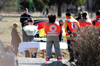 29日，法國塞訥鎮(zhèn)，搜救人員和遇難者家屬一同向遇難者致哀。