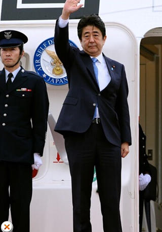 安倍在機場告別，面色凝重