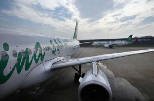 資料圖片：上海虹橋機(jī)場停靠的一架春秋航空客機(jī)。（圖片來源：路透社）