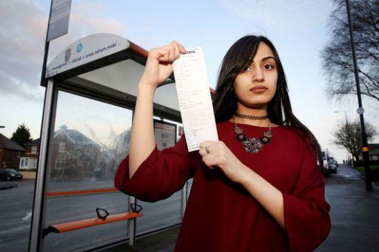 事發(fā)當(dāng)時(shí)薩迪克并未帶任何身份證件，無法證實(shí)自己真的只有15歲，百口莫辯的她，最后只好在全車乘客的注目下被趕下車和罰款，被迫走路回家。