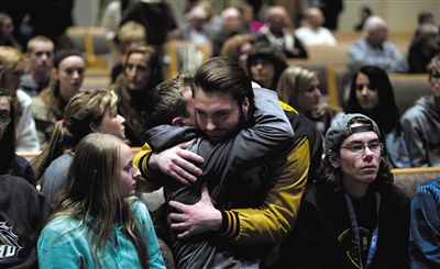 2月21日，美國(guó)密歇根州卡拉馬祖縣，連環(huán)槍擊案發(fā)生后，民眾在教堂禱告。