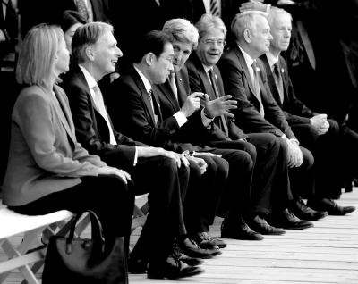 10日，七國外長觀看日本傳統(tǒng)歌舞表演期間，美國國務(wù)卿克里與日本外相岸田文雄在交頭接耳