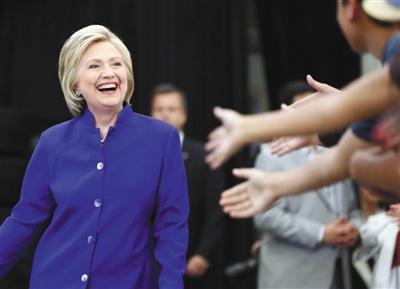 當(dāng)?shù)貢r(shí)間6日，美國(guó)加利福尼亞州長(zhǎng)灘市，心情大好的希拉里與支持者互動(dòng)。 圖/CFP