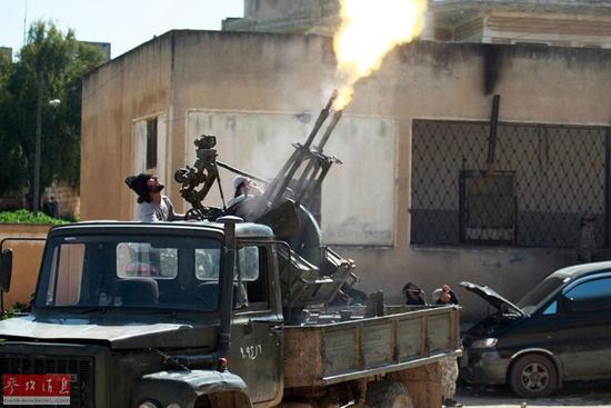 圖為反對派向政府軍的戰(zhàn)機(jī)開火。