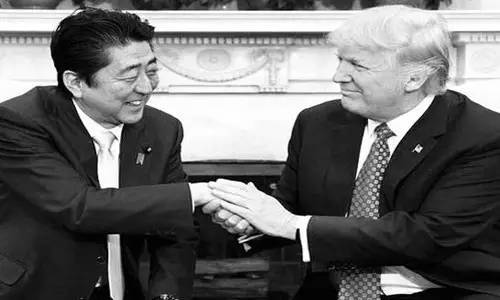 本來來訪者還應(yīng)包括墨西哥總統(tǒng)培尼亞·涅托的。但特朗普簽署行政令稱要在美國(guó)和墨西哥之間建墻，還要向墨西哥出口到美國(guó)的商品加征20%關(guān)稅的行為惹怒了墨西哥人。