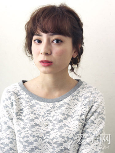 慵懶感小辮子盤發(fā) 簡(jiǎn)單隨意顯俏皮