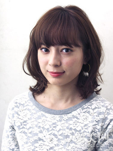 慵懶感小辮子盤發(fā) 簡(jiǎn)單隨意顯俏皮