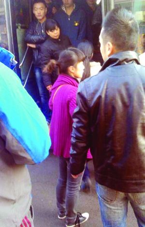 現(xiàn)場僵持不下，穿玫紅色衣服女子要車上乘客給她道歉