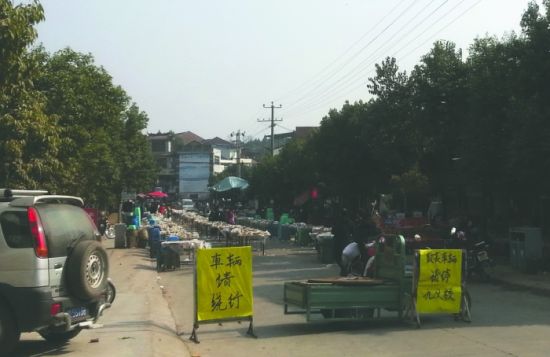 簡陽董家埂鄉(xiāng)，主干道被占道擺酒席